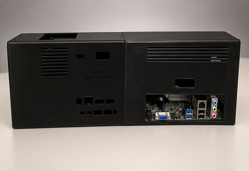 Trasera del prototipo con rejillas, huecos y la ventana de los puertos de la placa HP.